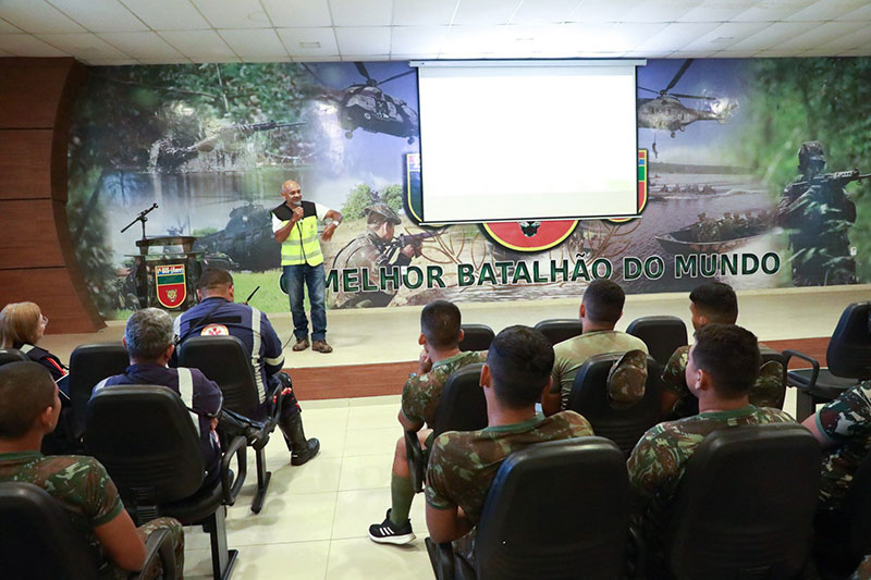Prefeitura de Manaus realiza palestras sobre técnicas de pilotagem e trânsito seguro para militares do Exército