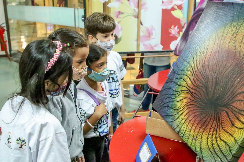 Prefeitura leva arte em grafite com obras de professora da Semed e agente cultural ao Manauara Shopping