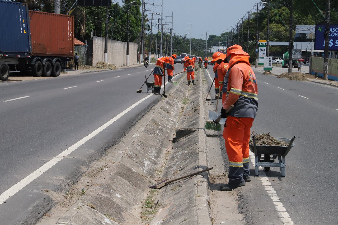 Avenida Torquato Tapajós recebe equipe de manutenção urbana da Prefeitura de Manaus