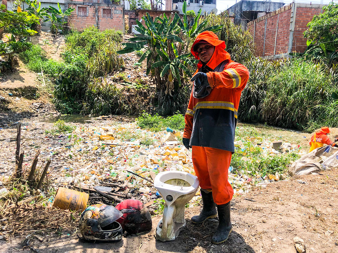 Igarapé no bairro Gilberto Mestrinho recebe ação de limpeza da Prefeitura de Manaus