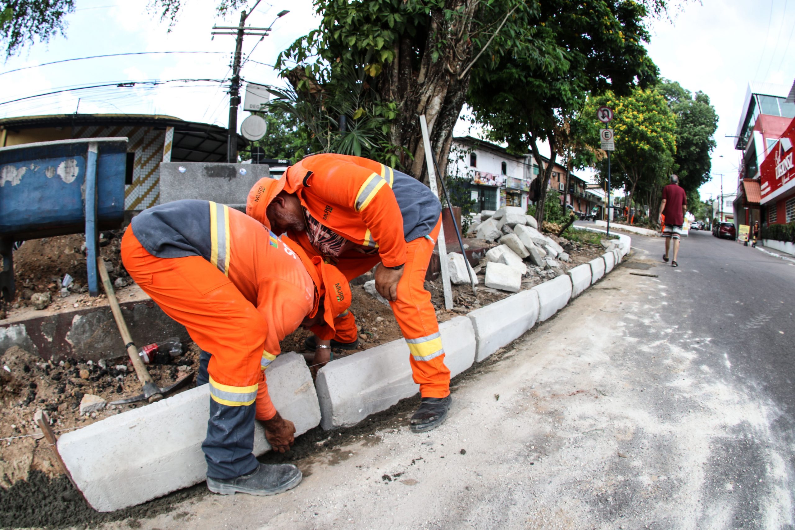 Obras de recuperação do canteiro central da avenida Goiânia passam por vistoria da Prefeitura de Manaus