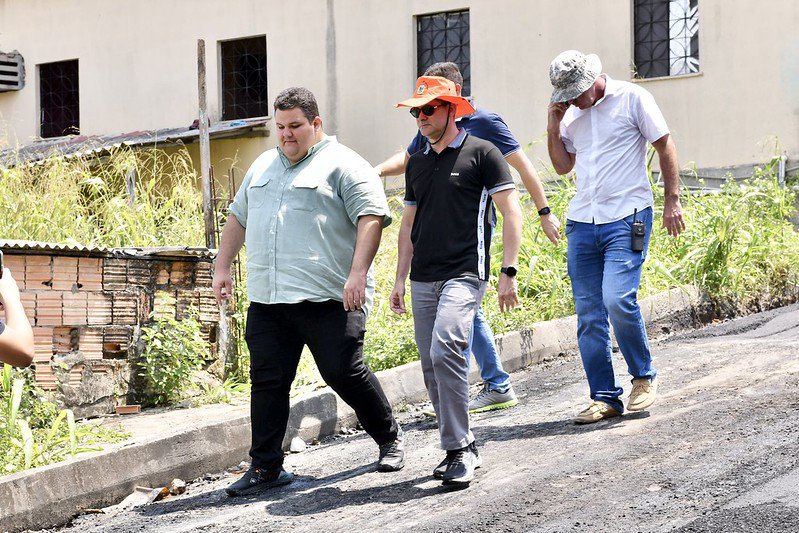 Prefeito David Almeida fiscaliza avanço do programa ‘Asfalta Manaus’ em diferentes zonas da cidade