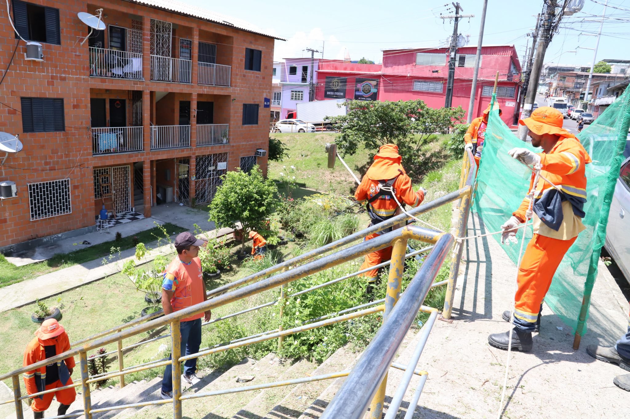 Prefeitura atende quase 50 pontos de Manaus com serviços de limpeza nesta quinta-feira