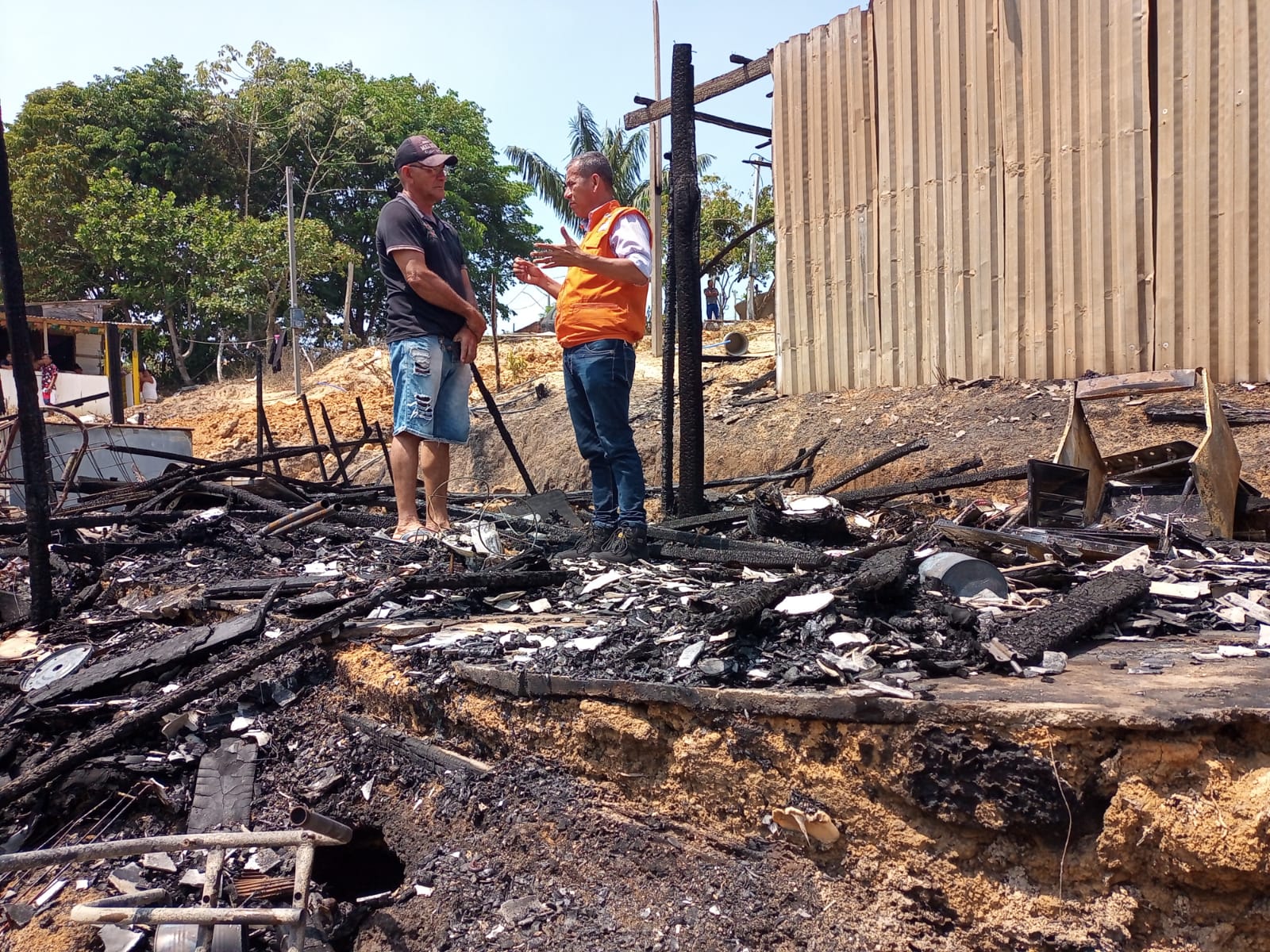 Prefeitura de Manaus atende vítimas de incêndio no Nova Cidade