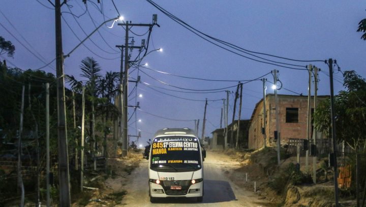 Prefeitura de Manaus avança com a iluminação pública na comunidade Rosa Almeida