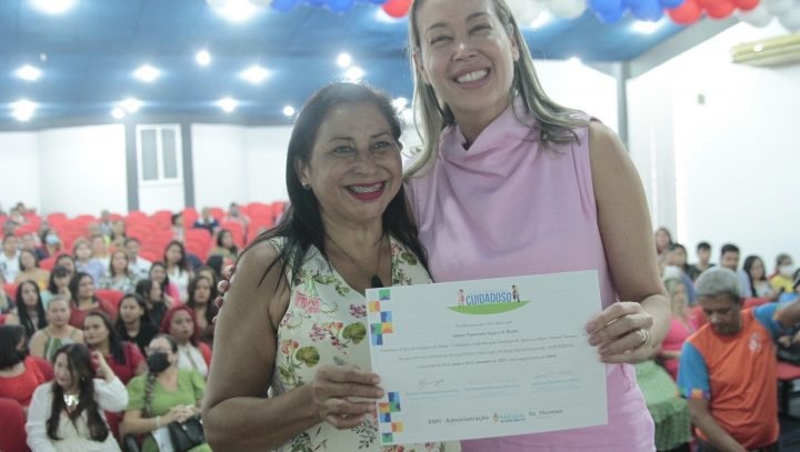 Prefeitura de Manaus entrega certificado de conclusão do curso de Cuidador de Idosos Cuidadoso