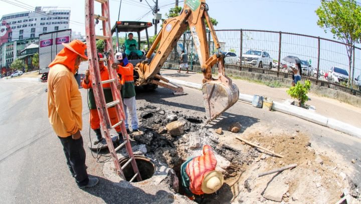 Prefeitura de Manaus intensifica limpeza e desobstrução de caixas coletoras para evitar alagamentos