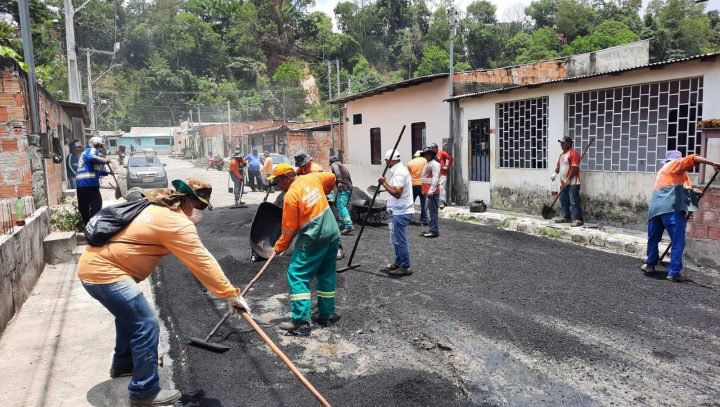 Prefeitura de Manaus intensifica serviços de recomposição asfáltica na comunidade Riacho Doce