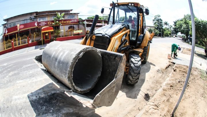 Prefeitura de Manaus intensifica serviços de recuperação asfáltica e drenagem profunda na zona Leste