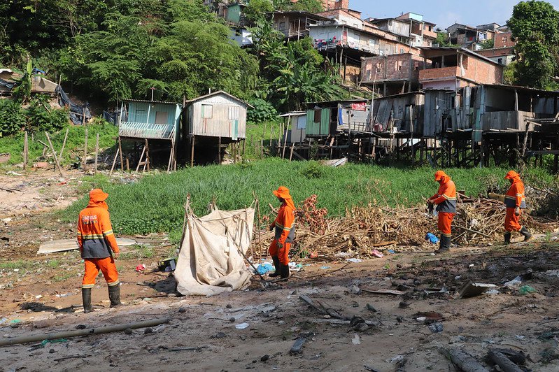 Prefeitura de Manaus realiza ação de limpeza na comunidade Meu Bem, Meu Mal