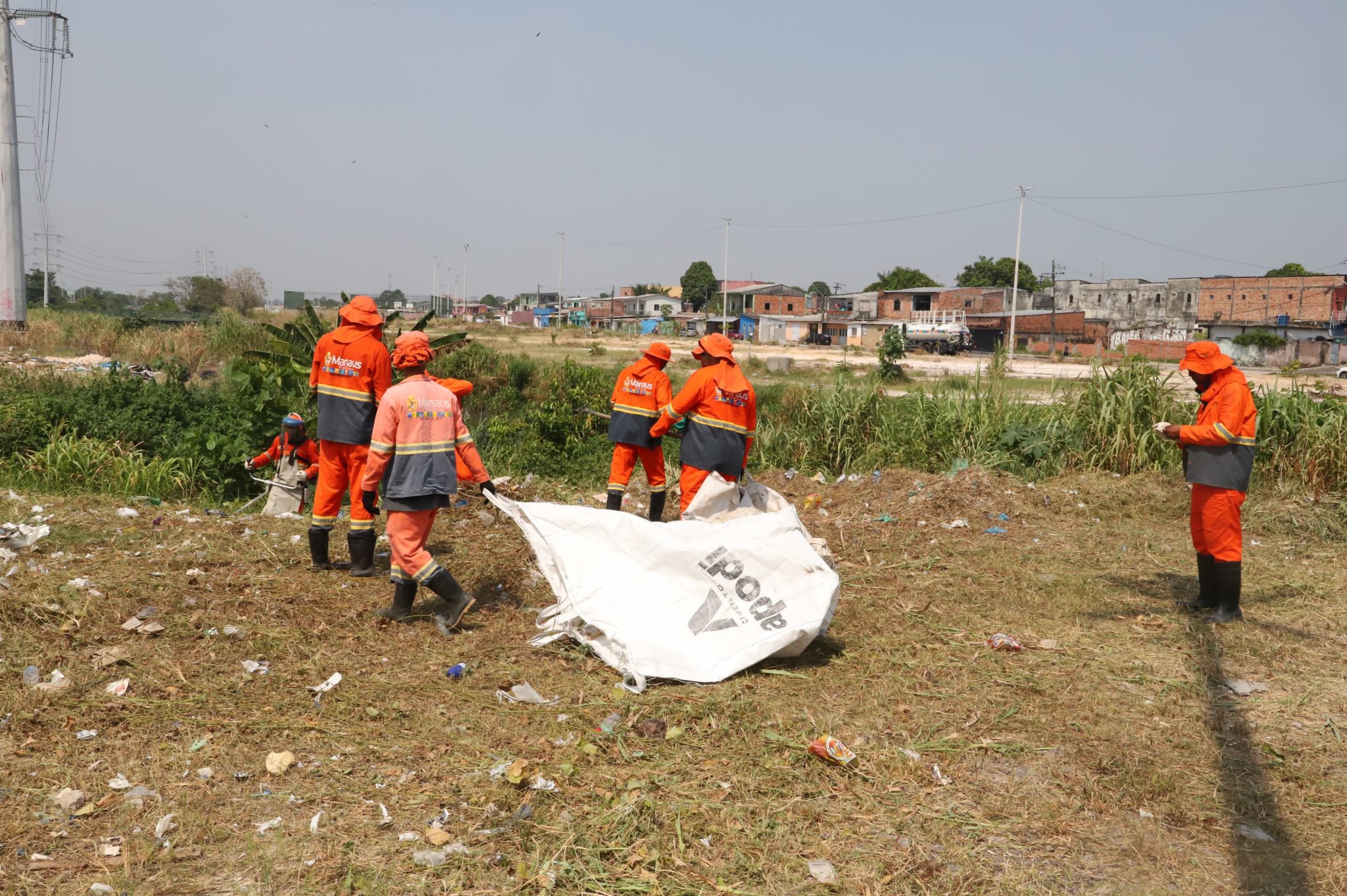 Prefeitura de Manaus realiza ação de limpeza no igarapé e na alameda Alphaville