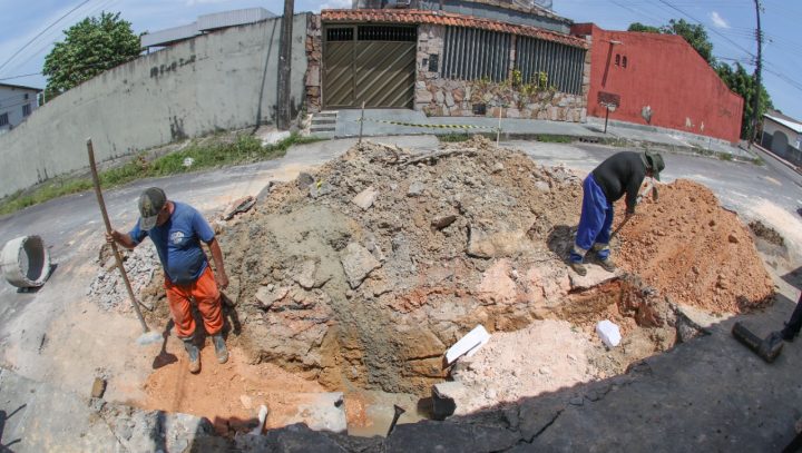 Prefeitura de Manaus recupera emergencialmente redes de drenagem profundas no bairro Japiim