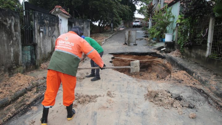 recupera redes de drenagem no bairro Lírio do Vale