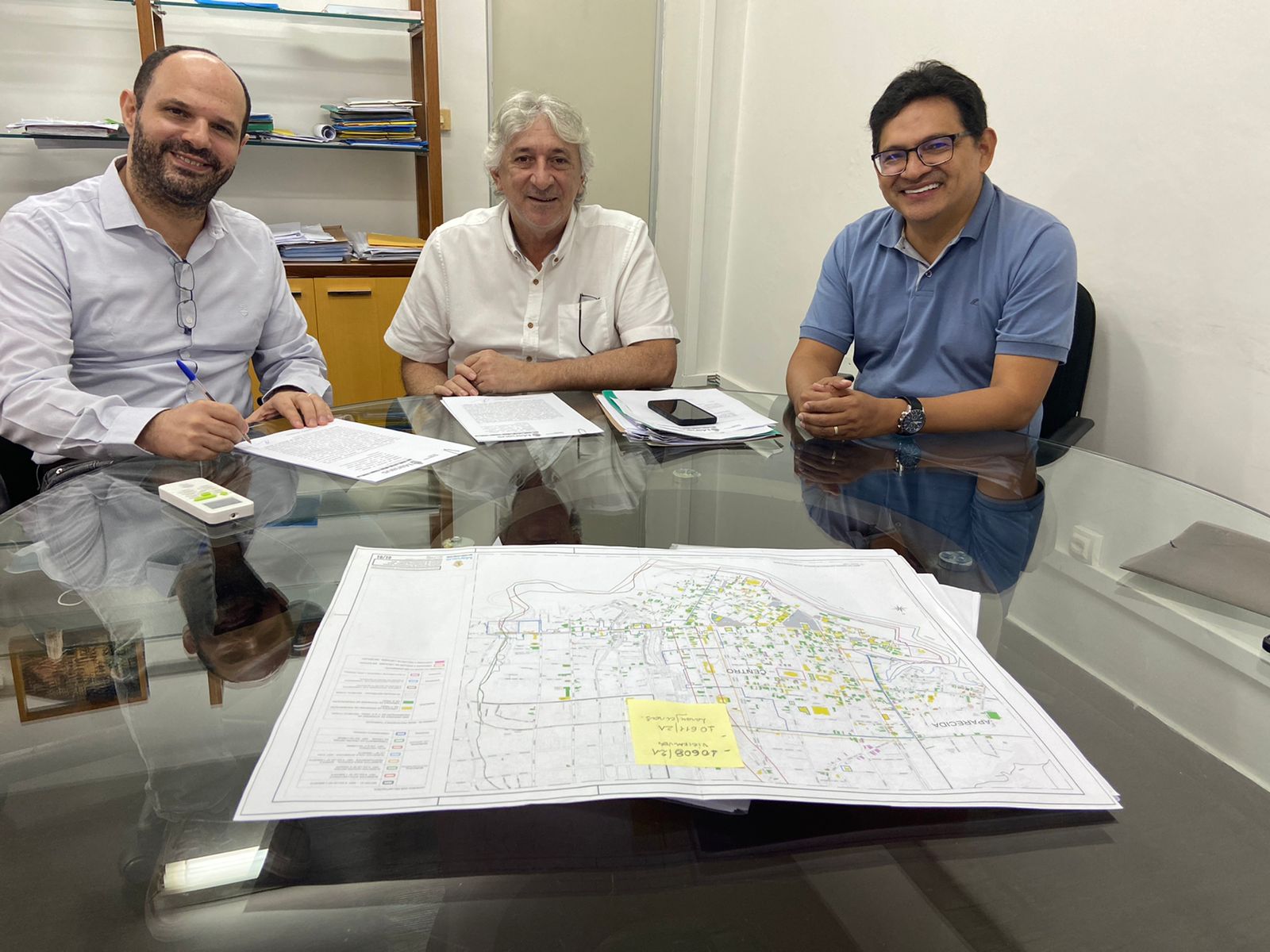 Prefeitura faz doação de mapotecas de projetos do Implurb para a Ufam catalogar plantas físicas