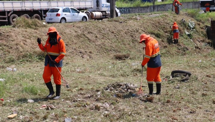 Prefeitura realiza ação de limpeza e pintura de meio-fio na avenida Camapuã