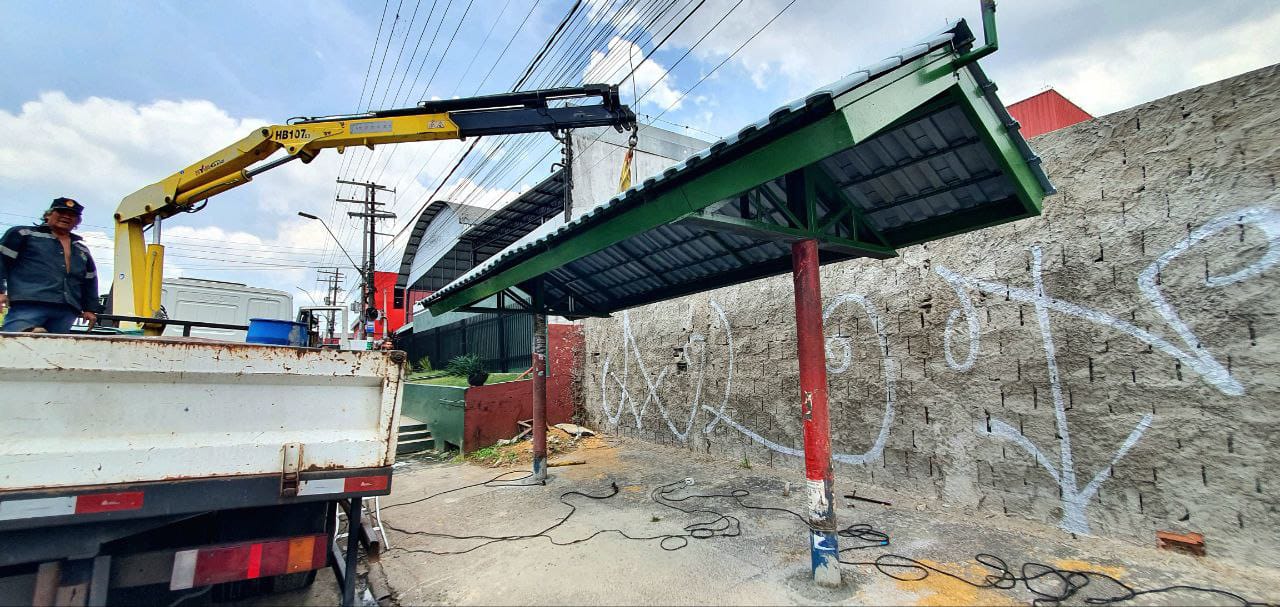 Abrigo de ônibus é implantado pela Prefeitura de Manaus na avenida Torquato Tapajós