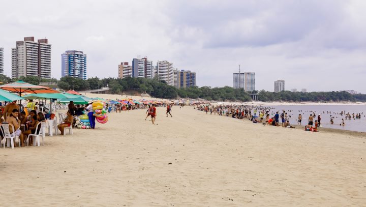 Após exercer cidadania, eleitores buscam praia da Ponta Negra para relaxar no segundo turno