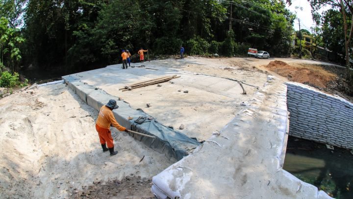 Obras da Prefeitura de Manaus de recuperação de rede de drenagem seguem com contenção de rip-rap