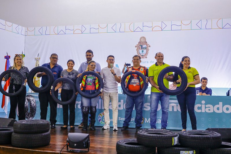 Prefeito David Almeida realiza entrega de ‘Kit Pneus’ para empreendedores do transporte da capital