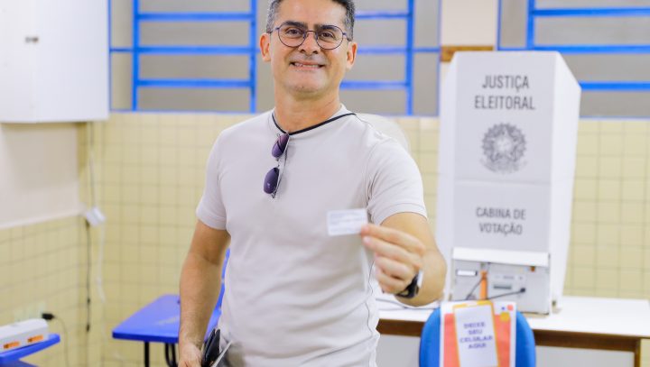Prefeito David Almeida vota no segundo turno das eleições 2022 e destaca importância de exercer a cidadania