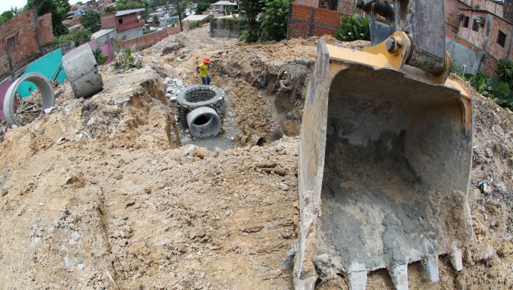 Prefeitura de Manaus intensifica trabalhos de recuperação de rede de drenagem na zona Norte