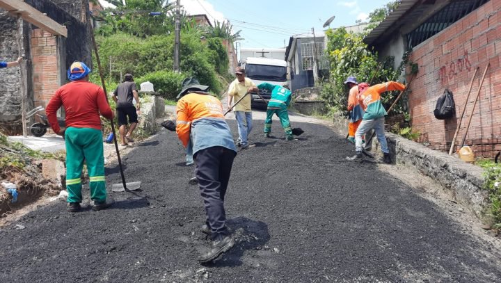 Prefeitura de Manaus leva serviço de recuperação asfáltica ao Campo Dourado