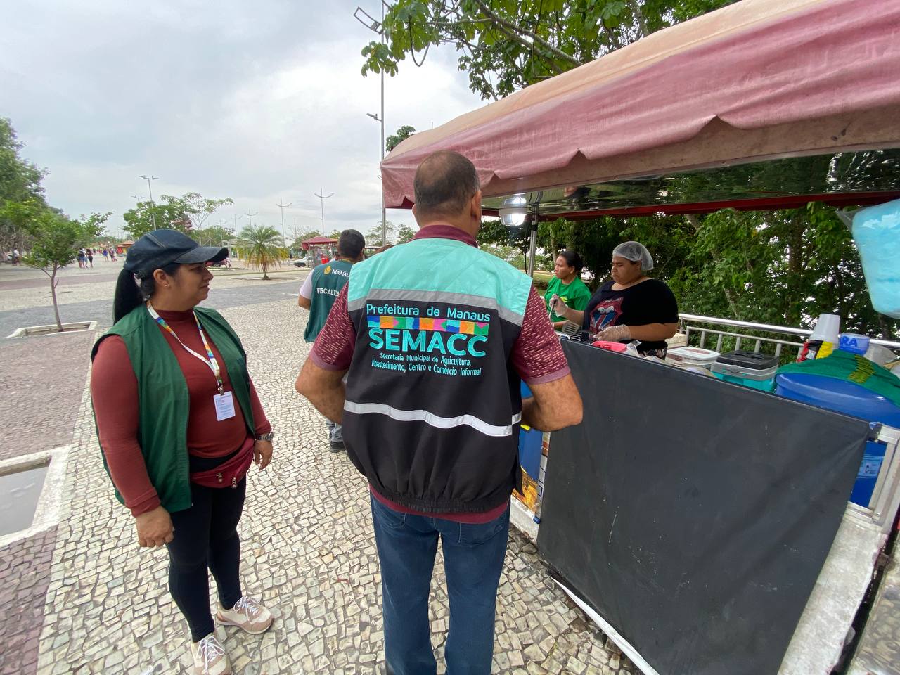 Prefeitura de Manaus realiza ação de ordenamento de ambulantes na Ponta Negra