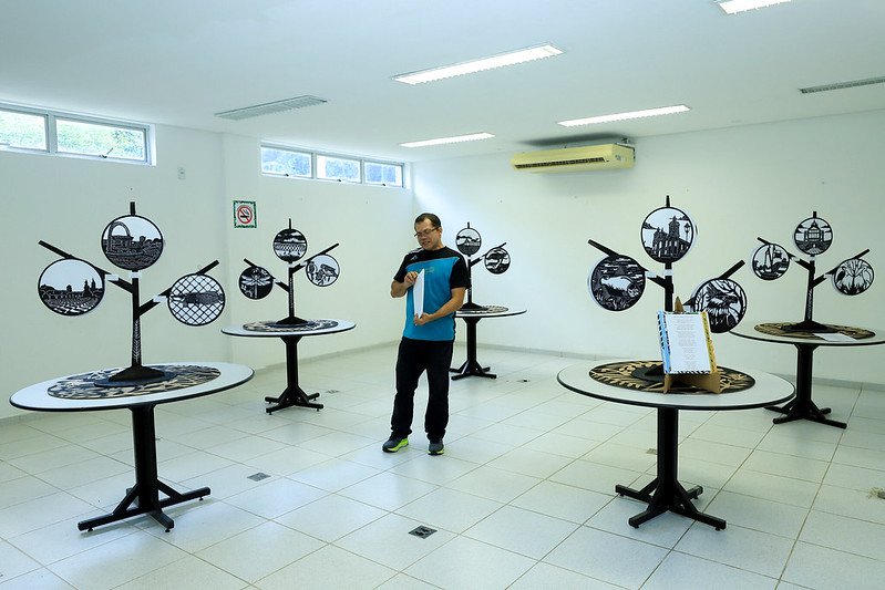 Prefeitura de Manaus realiza exposição em vinil apresentando pontos turísticos da cidade