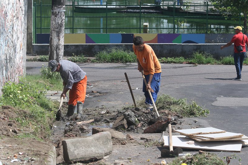 Prefeitura de Manaus realiza implantação de meio-fio e sarjeta para conter alagamentos no bairro Japiim