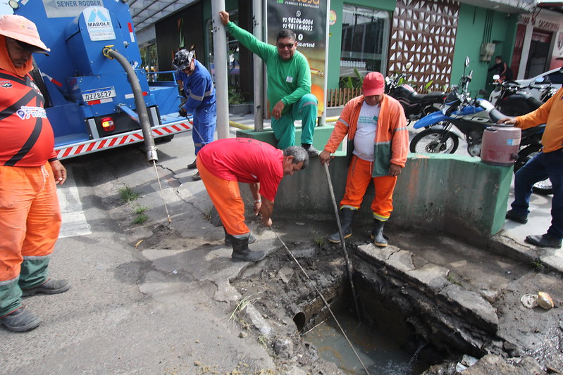 Prefeitura de Manaus realiza limpeza e desobstrução de bueiros na zona Sul