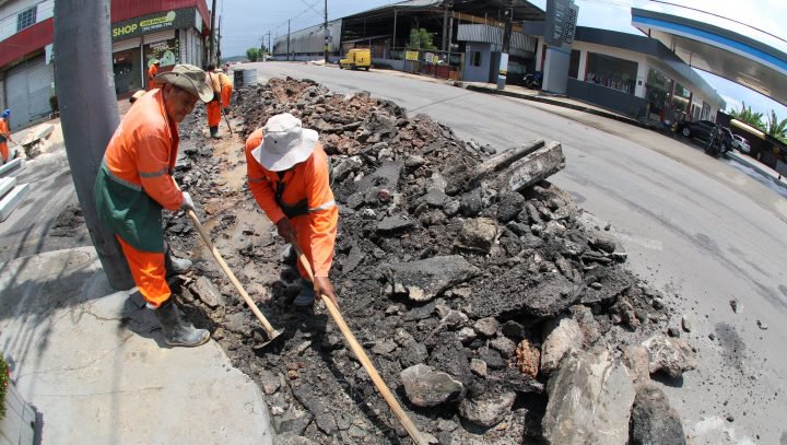 Prefeitura de Manaus realiza obras de drenagem para contenção de cratera em via no Novo Aleixo