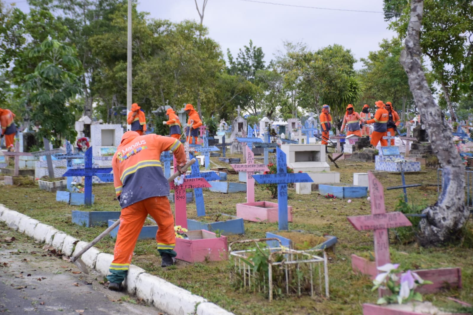 Prefeitura de Manaus realiza segundo dia de ação de limpeza no cemitério Aparecida