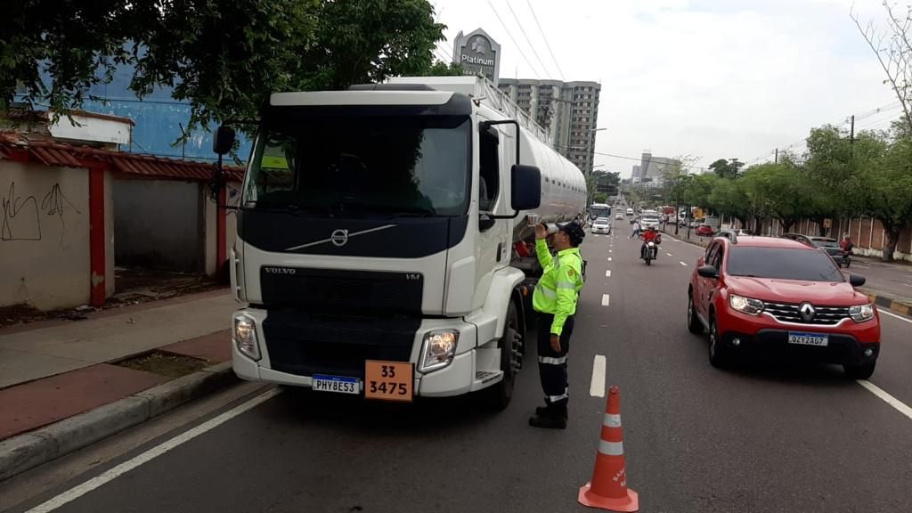 Prefeitura de Manaus reforça fiscalização “Carga Pesada” na avenida Djalma Batista