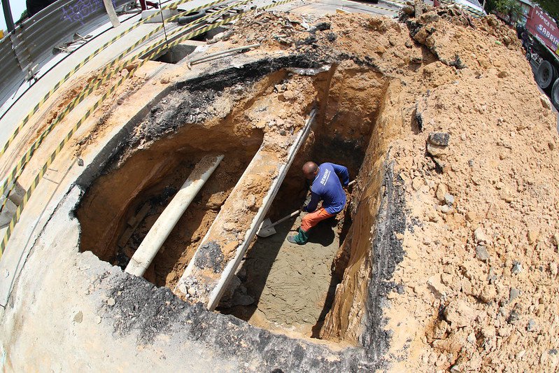 Prefeitura de Manaus trabalha na obra de reparos em rede de drenagem profunda na avenida Autaz Mirim