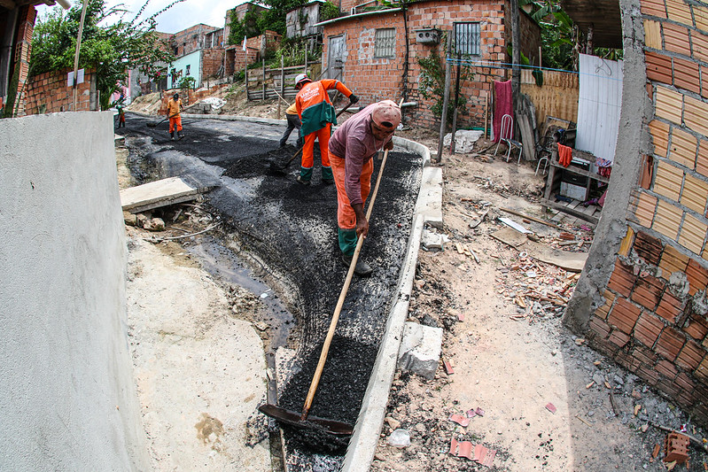 Prefeitura de Manaus trabalha na recuperação de via em solo natural no bairro Nova Vitória