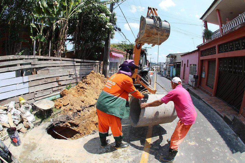 Prefeitura de Manaus trabalha na troca de tubulação de rede drenagem no Coroado