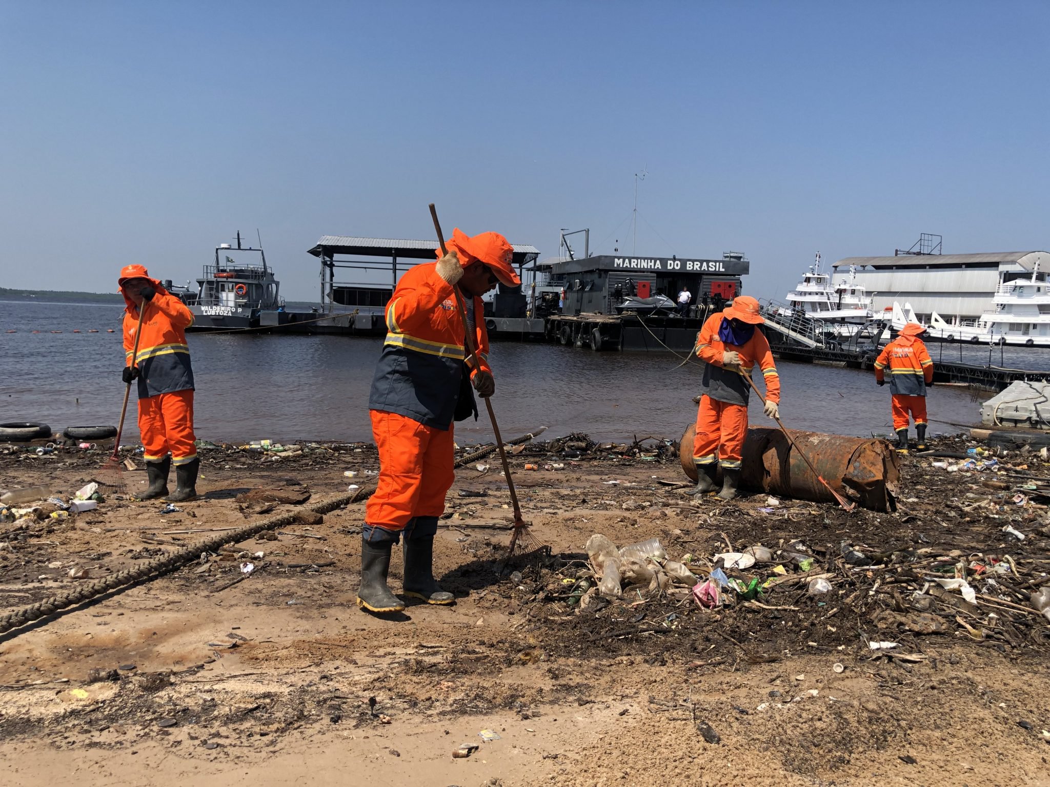 Prefeitura realiza ação de limpeza com a Marinha do Brasil em orla de Manaus