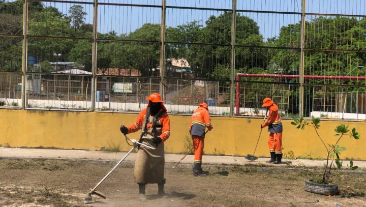 Prefeitura realiza serviço de roçagem e limpeza do campo de futebol do núcleo 16
