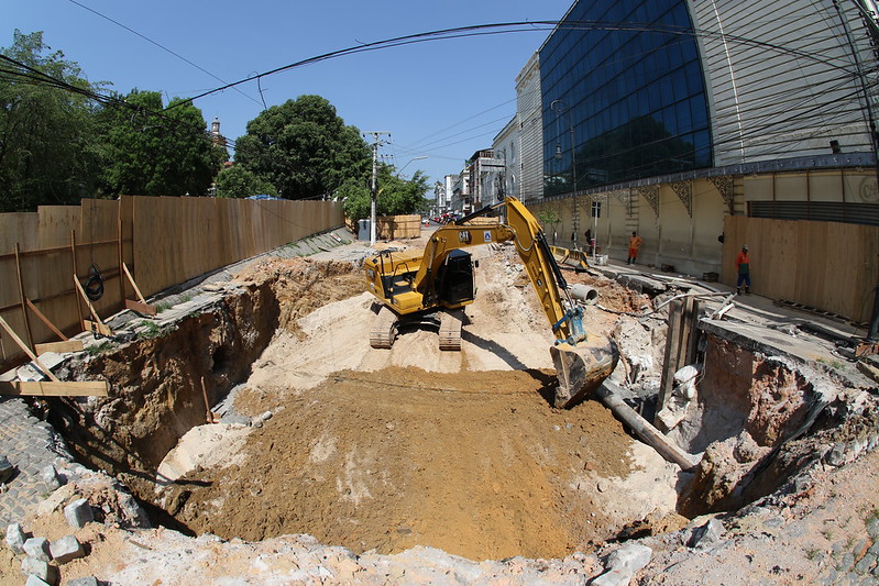 Trecho interditado na avenida 7 de Setembro recebe asfalto nesta semana