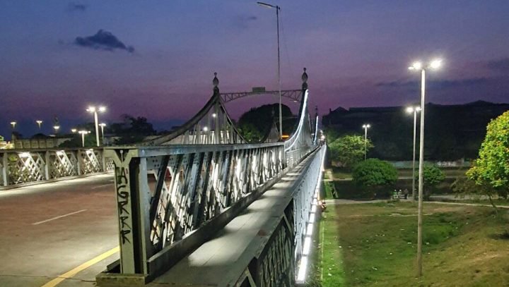 Ageman e Unidade Gestora de Energia acompanham teste da nova iluminação da ponte metálica da avenida 7 de Setembro