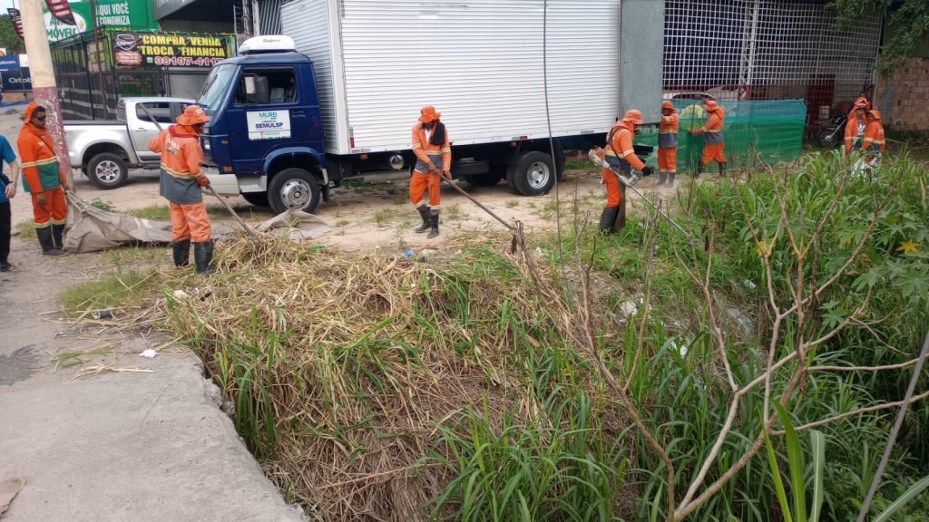 Equipes da Prefeitura de Manaus reforçam o trabalho de limpeza nos igarapés da cidade