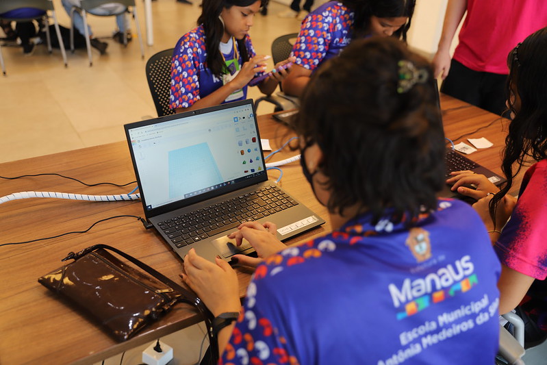 Estudantes da prefeitura participam de oficina na 4ª Feira do Polo Digital de Manaus