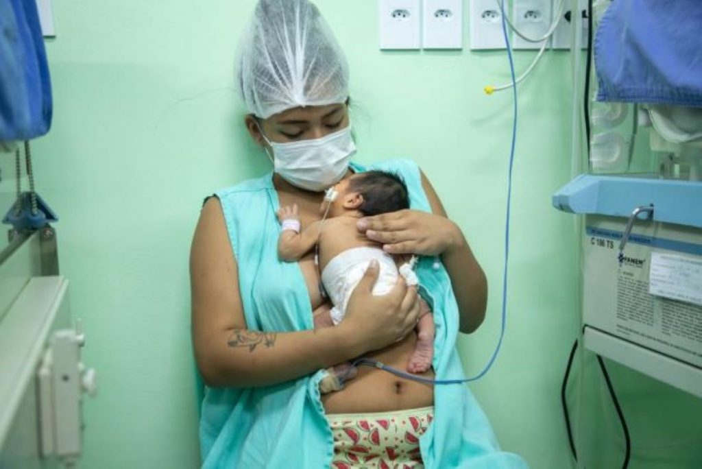Maternidade Moura Tapajóz incentiva contato pele a pele do bebê com os pais em alusão ao ‘Novembro Roxo’