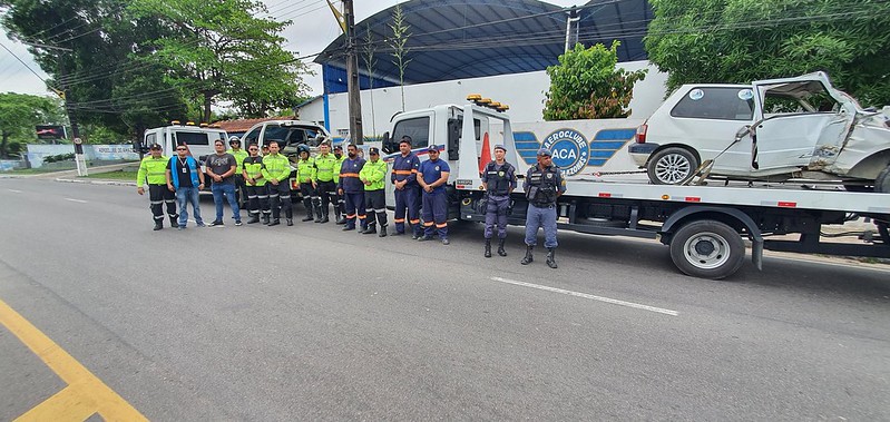 Operação ‘Sucata’ retira veículos abandonados de calçadas na zona Centro-Sul de Manaus