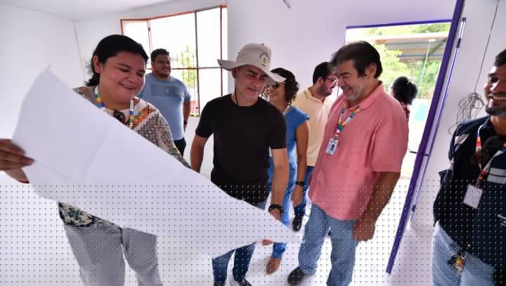 Prefeito David Almeida fiscaliza revitalização de Cras na zona Leste e anuncia entrega para final do ano