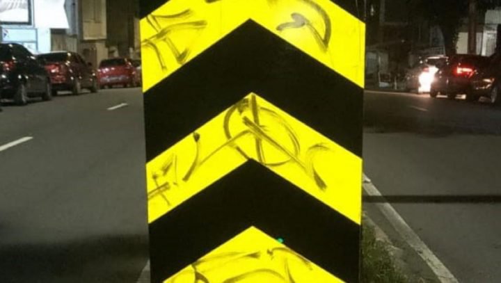 Prefeitura alerta que placa pichada em avenida no Centro aumenta riscos de acidentes