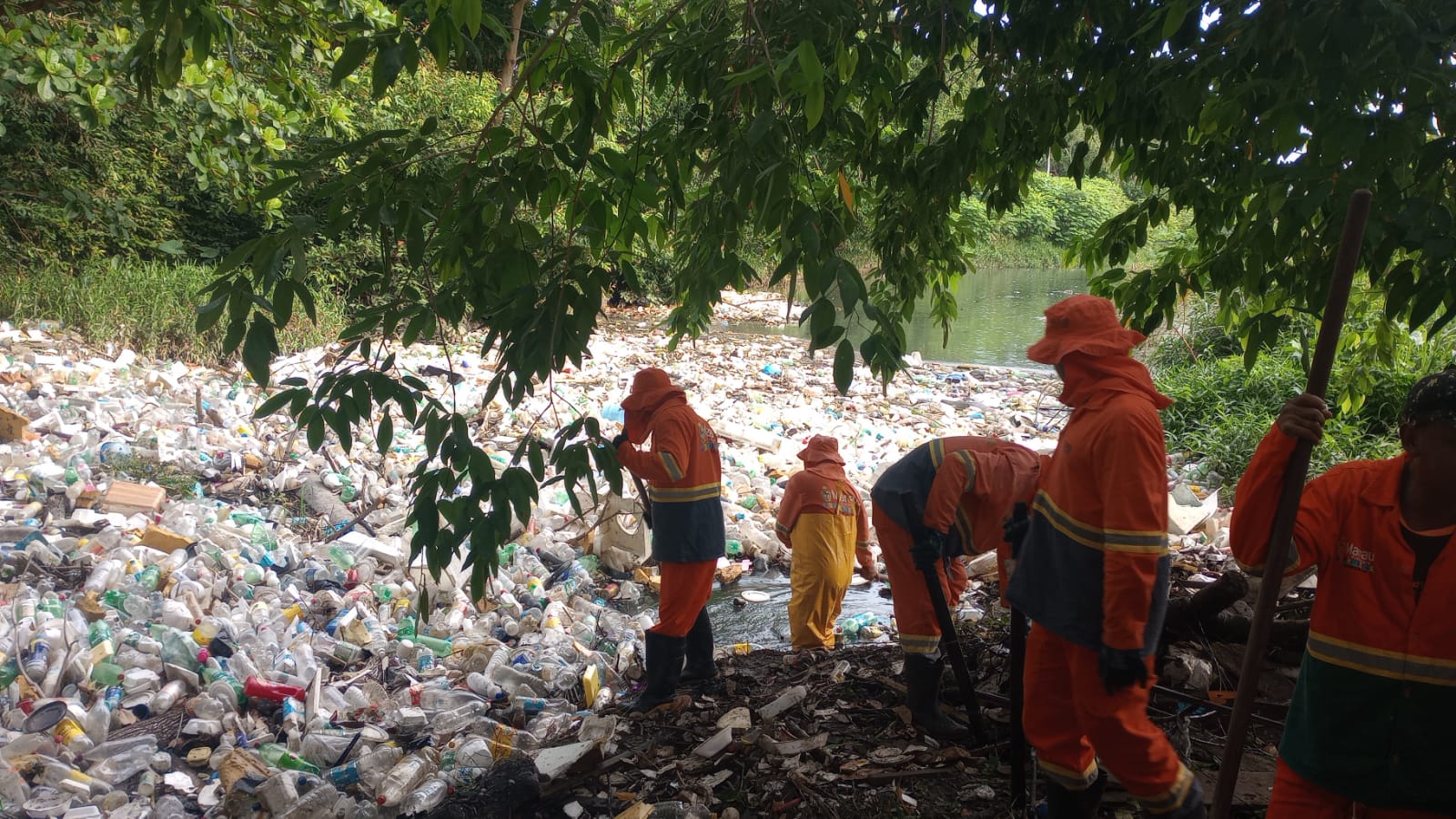 Prefeitura de Manaus atua na limpeza do igarapé da comunidade João Bosco