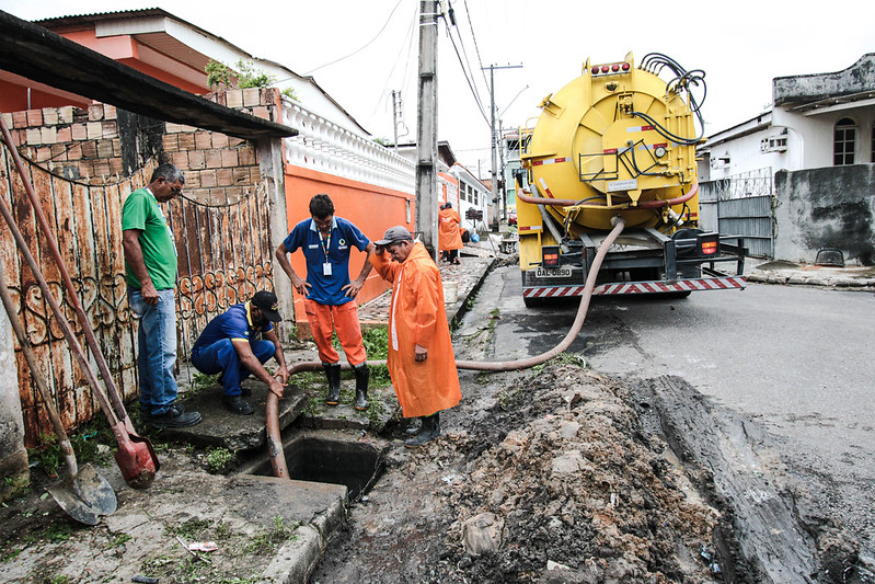 Prefeitura de Manaus conclui serviços de desobstrução de caixa coletora no bairro Adrianópolis