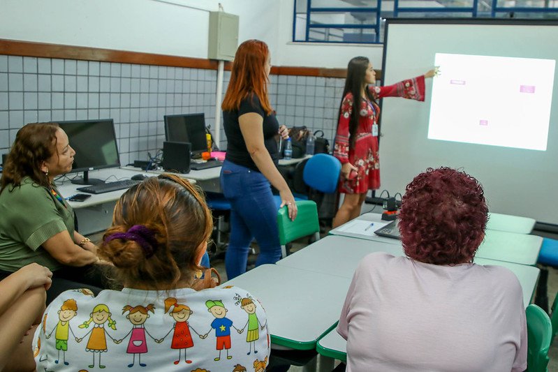 Prefeitura de Manaus mobiliza mães e responsáveis de estudantes a participarem de palestra sobre violência
