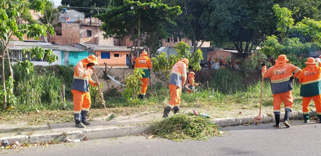 Prefeitura de Manaus realiza ação de limpeza em 7 km de extensão do igarapé do passarinho